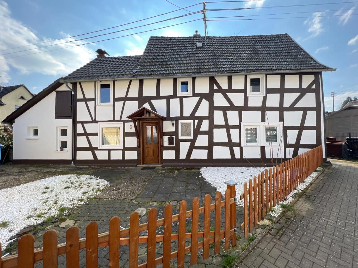 Villa 300 Jahre Altes Renoviertes Fachwerkhaus Peterslahr Esterno foto