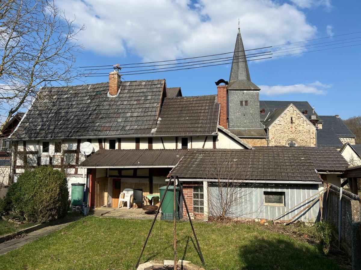 Villa 300 Jahre Altes Renoviertes Fachwerkhaus Peterslahr Esterno foto