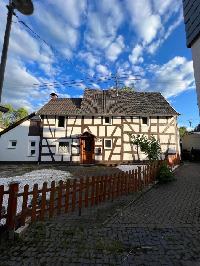 Villa 300 Jahre Altes Renoviertes Fachwerkhaus Peterslahr Esterno foto