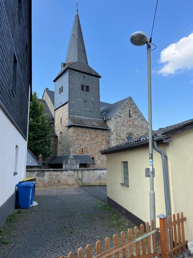 Villa 300 Jahre Altes Renoviertes Fachwerkhaus Peterslahr Esterno foto